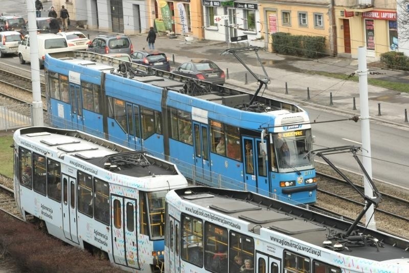 9 stycznia 2015. Protram w tle jest całkowicie niebieski, a...