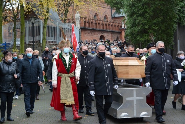 Ks. Eugeniusz Makulski spoczął w kwaterze mariańskiej licheńskiego cmentarza. W ostatniej drodze towarzyszyli mu wierni, duchowni, przedstawiciele władz samorządowych oraz poczty sztandarowe. Duchowny był znany jako budowniczy Bazyliki Najświętszej Maryi Panny Licheńskiej, ale po filmie "Tylko nie mów nikomu" zebrały się nad nim ciemne chmury oskarżeń o czyny pedofilskie.Kolejne zdjęcie -->