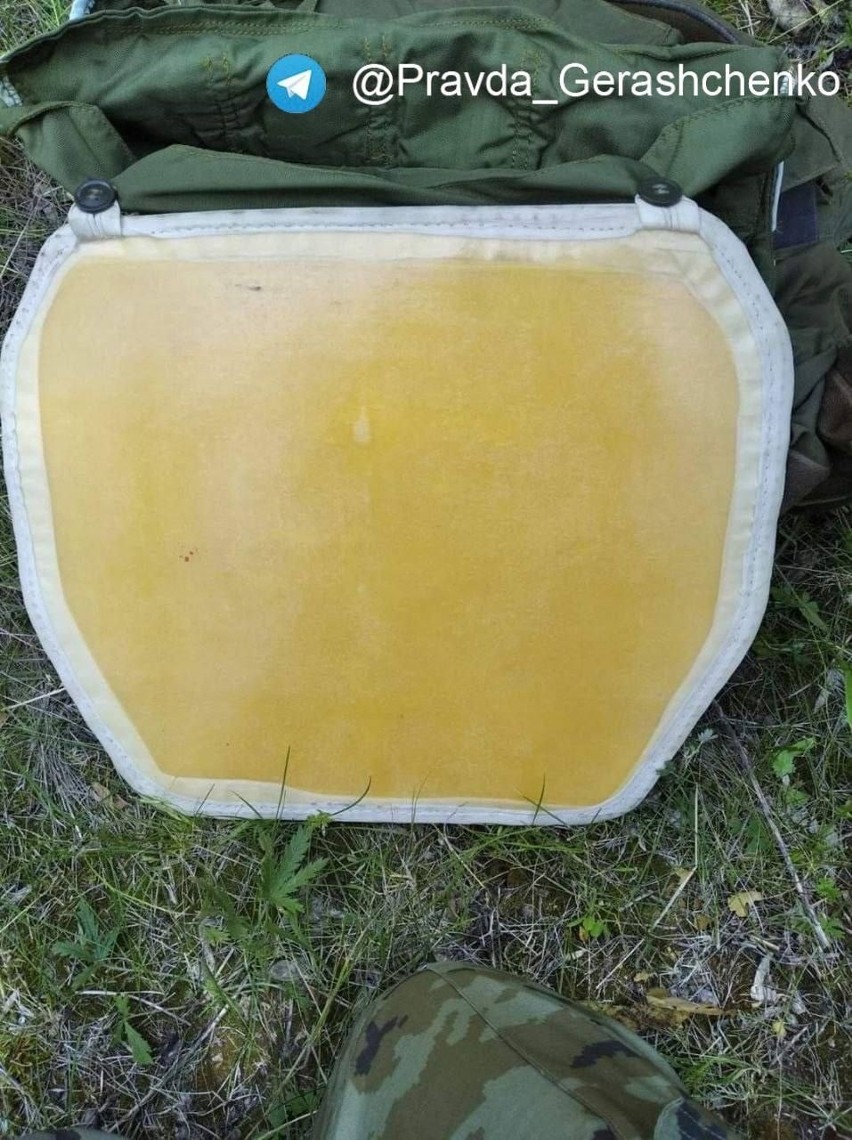 Kamizelka kuloodporna z płytką ze skompresowanej pianki. Tak "chronieni są" żołnierze Putina na Ukrainie [ZDJĘCIA]