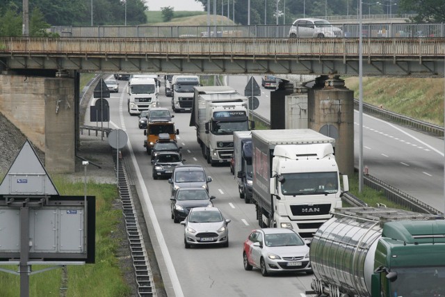 Trasa będzie budowana w siedmiu odcinkach i pochłonie ok. 2,5 mld zł.