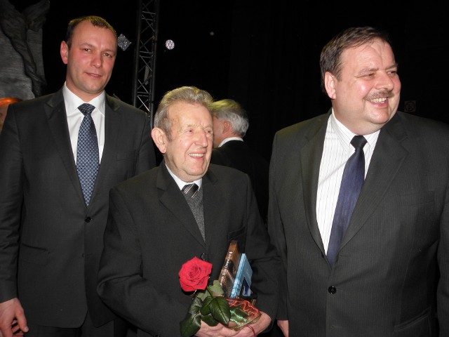 Józef Chełmowski (w środku) podczas gali Dokonań Roku w 2013 r., gdy otrzymał nagrodę specjalną za swoją twórczość.
