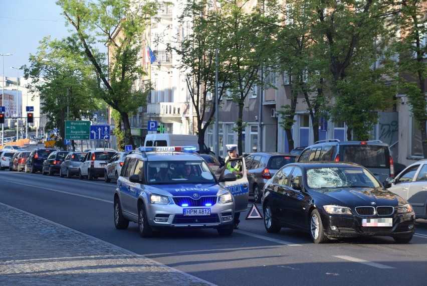 Wypadek na Sienkiewicza: BMW potrąciło pieszego przy przystankach obok Białówny (zdjęcia)