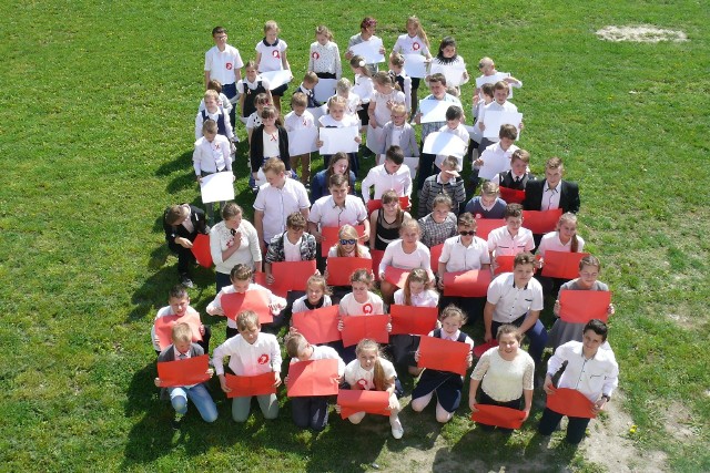 W Szkole Podstawowej w Trzebczyku wpadli na wyjątkowy pomysł, by uczcić majowe święto. Odbył się koncert patriotyczny, uczniowie śpiewali pieśni z różnych okresów w dziejach Polski. Po nim, na  boisku, trzymając białe i czerwone kartki, dzieci utworzyły flagę. Pomysłodawcą „żywej flagi” był nauczyciel języka angielskiego. A w  Trzebczu Szlacheckim odbył się gminny konkurs piosenki patriotycznej „Polska w pieśni i w piosence”. Triumfowali: zespół z kl. III  i z kl. VII SP Trzebczyk, Alicja Górecka - SP Trzebczyk, Kacper Szuprytowski - SP Trzebcz Szlacheckie.   Zobacz także: Natalia Siwiec o mandatach: Najwyższy był za prędkość, lubię szybką jazdęźródło: przeAmbitni.pl/x-news