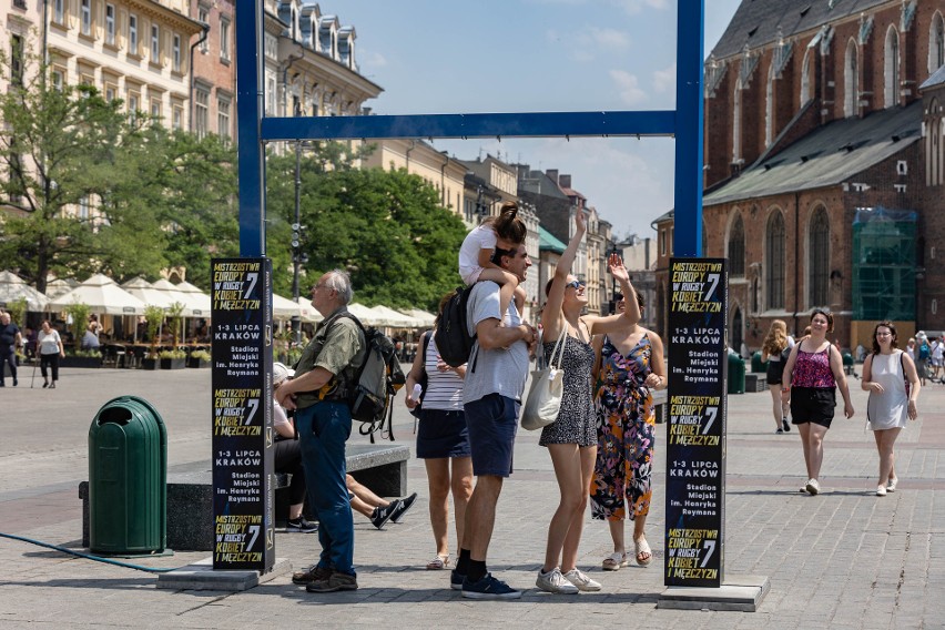 Kraków. Kolejny dzień upałów. Mieszkańcy szukają ochłody, gdzie się da [ZDJĘCIA]                            