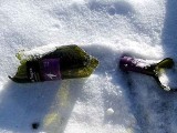 Pijany leżał w śniegu. Pomógł mu przechodzień