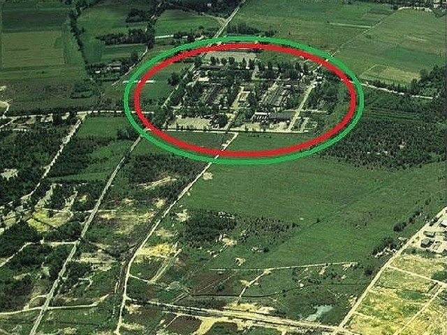Na zdjęciu tereny dawnej Kopalni Siarki "Grzybów&#8221; na terenie Rzędowa. W miejscu zaznaczonym na zielono i czerwono będzie znajdowała się sortownia, kompostownia i obiekty towarzyszące.