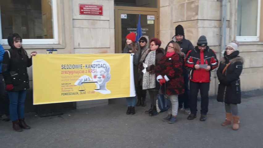 Skromny protest przed szczecińskim sądem w sprawie KRS [ZDJĘCIA]
