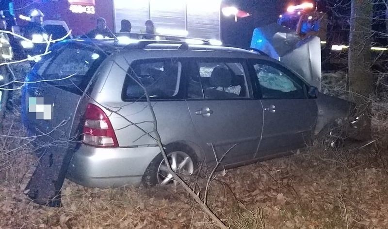 Wypadek na trasie Zawadzkie - Wierchlesie. Toyota uderzyła w drzewo, kierowca miał prawie 3 promile 