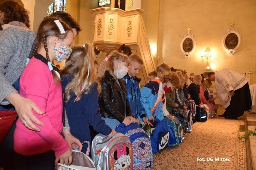 Uczniowie w gminie Mirzec rozpoczęli nowy rok szkolny od poświęcenia tornistrów i przyborów szkolnych (ZDJĘCIA) 