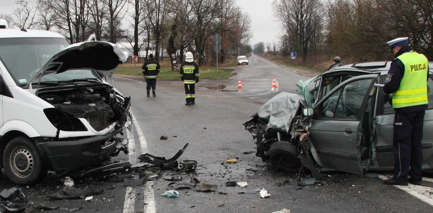 Na drodze wojewódzkiej doszło do zderzenia osobowego renault...