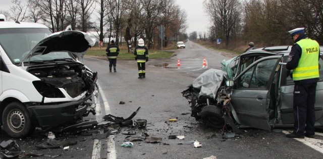 Na drodze wojewódzkiej doszło do zderzenia osobowego renault i dostawczego mercedesa.