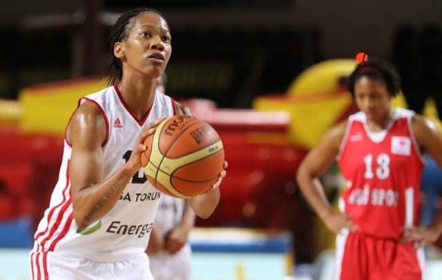 Maurita Reid (z piłką) w meczu w Stambule okazała się najskuteczniejszą koszykarką toruńskiej Energi. Amerykanka, posiadająca również jamajski paszport, zdobyła 22 punkty