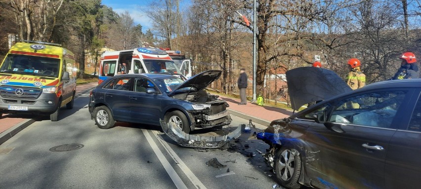 Groźny wypadek w centrum Krynicy-Zdroju. Trzy auta rozbite. Jedna osoba w szpitalu [ZDJĘCIA]