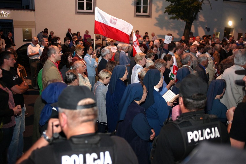 "Golgota Picnic": protest przed Teatrem Nowym [ZDJĘCIA]