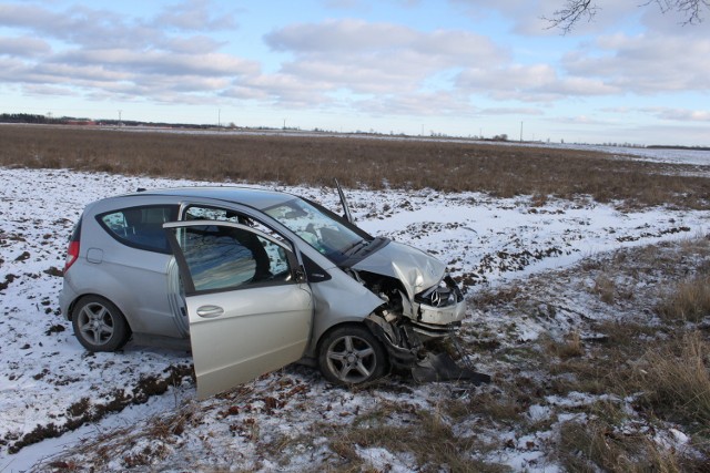 O  godzinie 11.45  między Kazimierzem Pomorskim a Sarbinowem (pow.Koszaliński ) doszło do zdarzenia drogowego. Kierujący Mercedesem na zakręcie drogi stracił panowanie nad pojazdem w wyniku czego uderzył w drzewo. Na szczęście nikomu nic się nie stało .