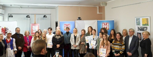 Laureaci, jurorzy i przedstawiciele organizatorów XI edycji Wojewódzkiego Konkursu Krasomówczego "Tu Jestem" w Inowrocławiu