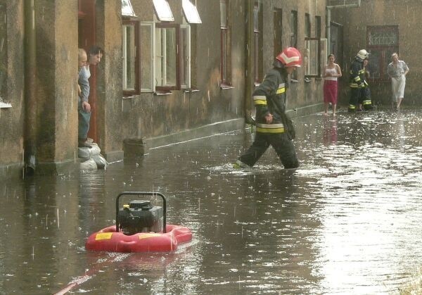 - Strażacy próbują powstrzymać wodę wdzierającą się do domów przy ul. 25 Czerwca w Radomiu.