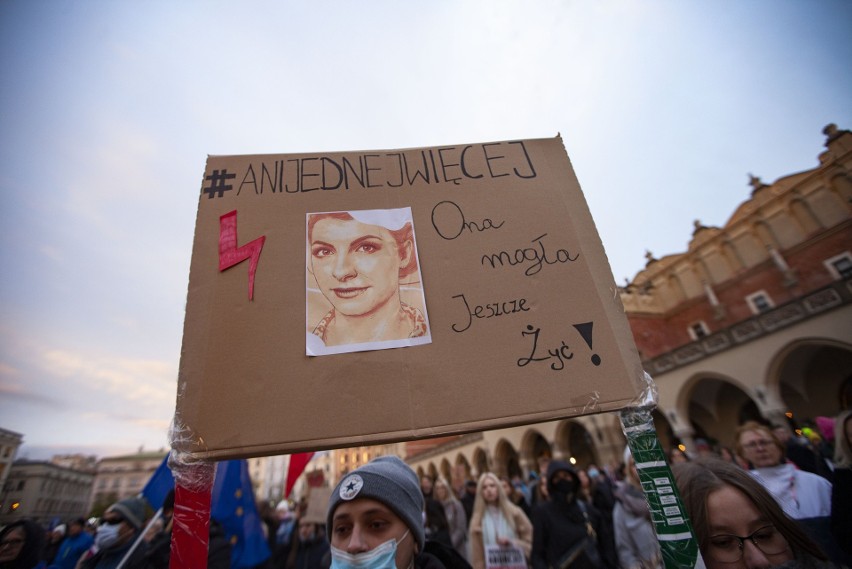 Protest rozpoczął się na krakowskim Rynku, potem...