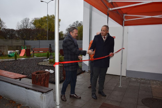 Tak wygląda otwarte kilka miesięcy temu Centrum Kompleksowego Wsparcia w Żaganiu. Na zdjęciu kierownik Piotr Puchalski (z lewej) i wiceburmistrz Sebastian Kulesza