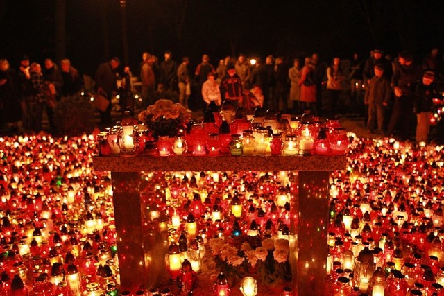 Slupszczanie tlumnie przybyli wieczorem na Stary Cmentarz, by uczestniczyc w pierwszej Litanii Miast. (Fot. Lukasz Capar)