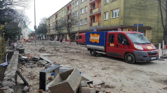 Ulica Mostnika jest przebudowywana, stąd utrudnienia.