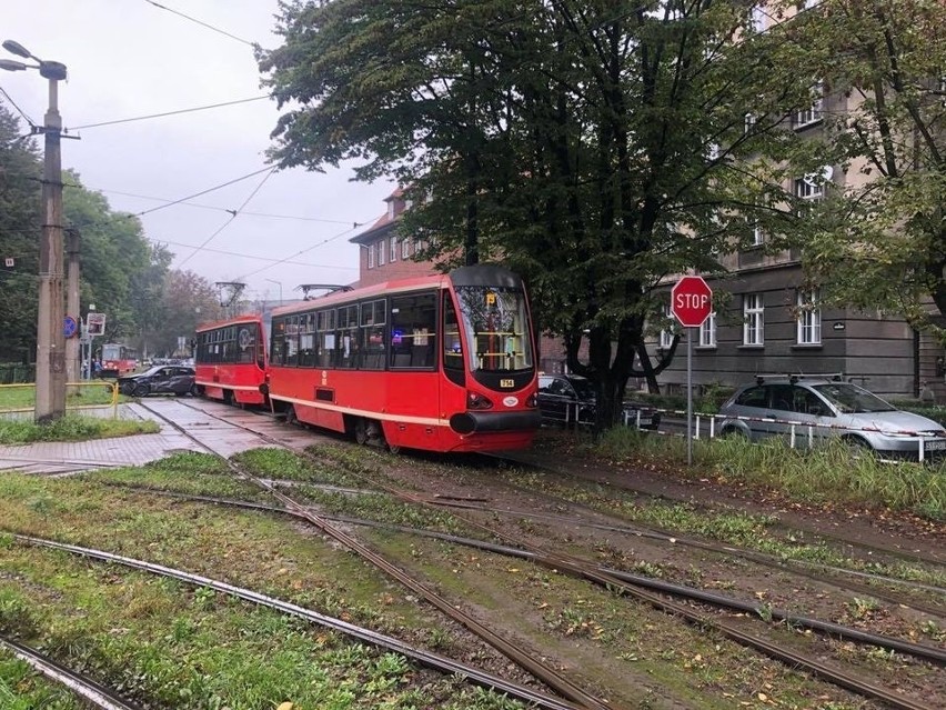 Zderzenie tramwaju z samochodem osobowym w Bytomiu. Trwa...