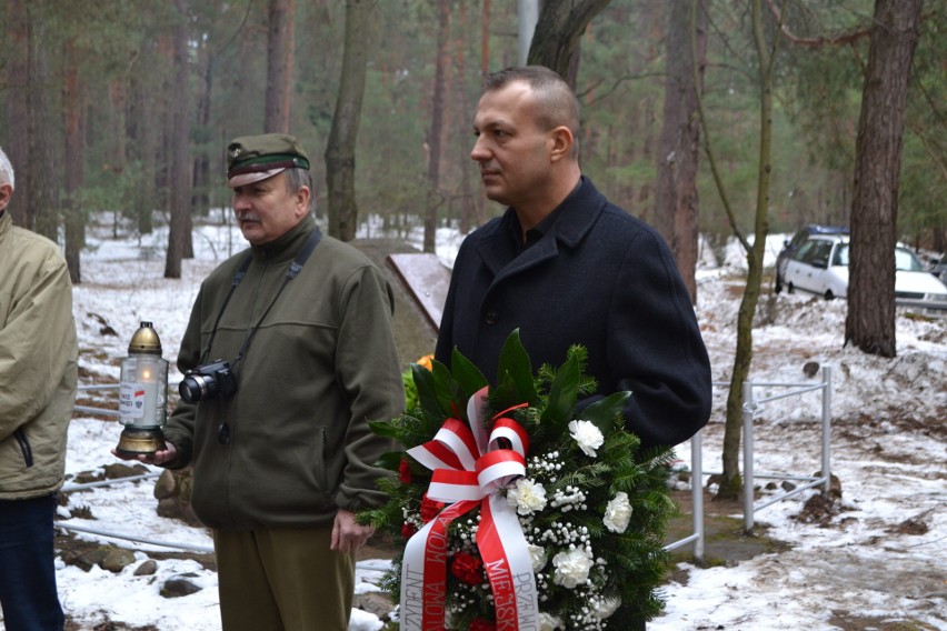 W lesie oddali hołd zamordowanym żołnierzom Armii Krajowej ze Stalowej Woli. Zobacz zdjęcia