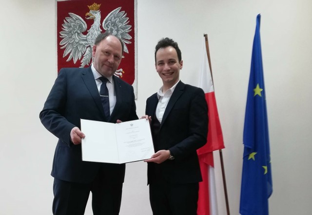 Wicewojewoda mazowiecki Patryk Fajdek (z prawej) przekazał burmistrzowi Odrzywołu Marianowi Kmieciakowi akt nadania praw miejskich.