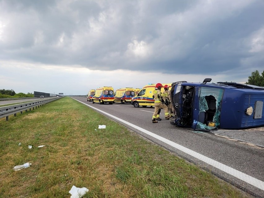 Na autostradzie A4 w Bratkowicach bus uderzył w bariery i przewrócił się na jezdnię. Cztery osoby ranne