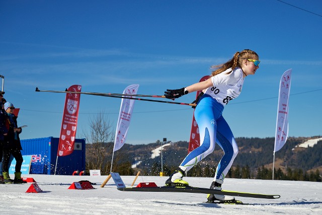 Biegacze narciarscy podczas swojej rywalizacji w pełnym słońcu