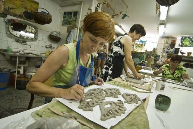 Elżbieta Chocimska przygotowuje figury do wyschnięcia, by później były wypalone w piecu