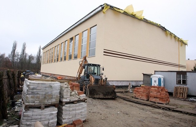 Prace przy nowym budynku Szkoły Podstawowej nr 59 przy ul. Dąbskiej zostały przerwane kiedy wykonawca zszedł z placu.