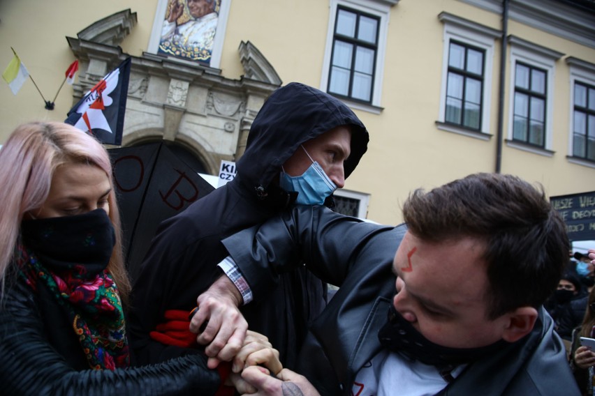 Kraków. Fala protestów przeciwko zaostrzeniu przepisów prawa aborcyjnego. Transparenty, wyzwiska i śmieci przed kościołem  [ZDJĘCIA]