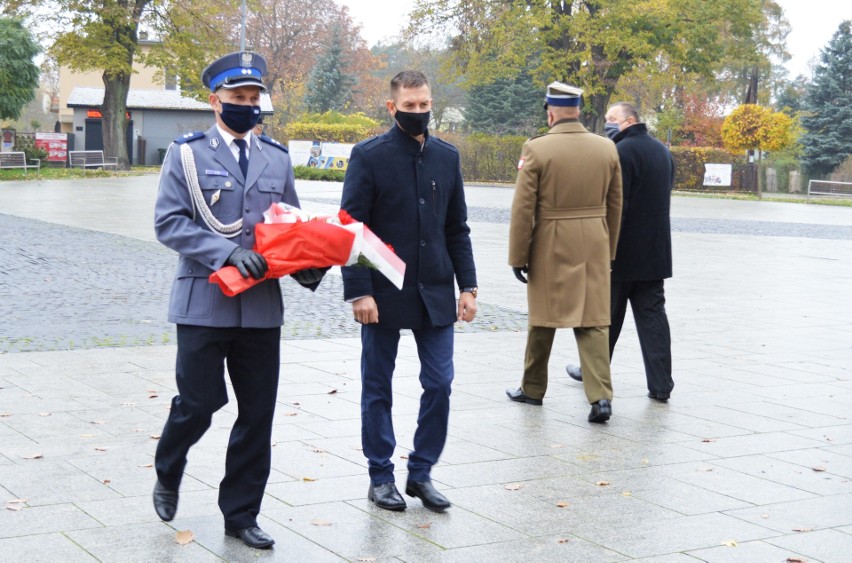 Święto Niepodległości w Nowej Dębie. "Płynie Mazurek Dąbrowskiego, ale na falach eteru"  [ZDJĘCIA]