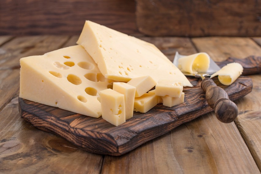 Aby wyprodukować 1 kg tzw. żółtego sera potrzeba od 9,2 do...