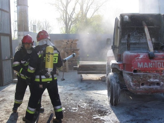 Dzięki szybkiej interwencji pracowników zakładu oraz szybkim zaalarmowaniu zastępów Państwowej Straży Pożarnej udało się ugasić pożar i nie dopuścić do rozprzestrzenienia się ognia na składowane w pobliżu drewno.
