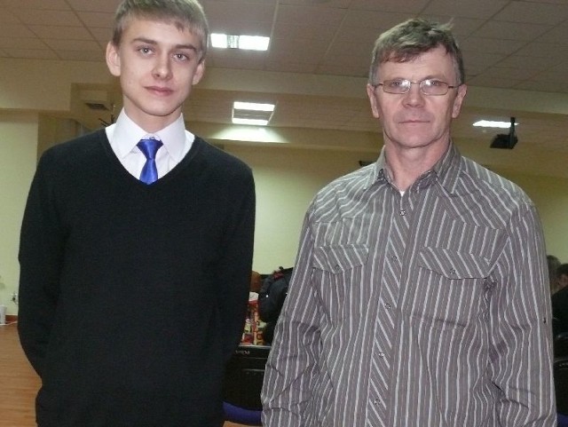 Krystian Surma został wyróżniony podczas uroczystego podsumowania 2012 roku w Kielcach. Na zdjęciu ze swoim nauczycielem ze Strawczyna - Aleksandrem Niwińskim. 