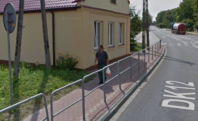 W programie Google Street View automatycznie zamazywane są ludzkie twarze i tablice rejestracyjne samochodów, ale na zdjęciach można rozpoznać siebie lub kogoś znajomego po charakterystycznej sylwetce, ubraniu lub miejscu. A może to ciebie upolowała kamera Google'a - na spacerze z psem, w czasie zakupów lub podczas rowerowej przejażdżki po Gielniowie? Zobacz zdjęcia!