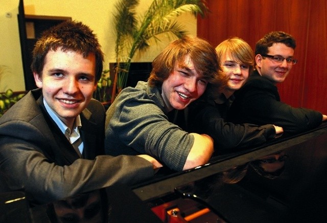 (Od lewej) Maciej Skowronek, Dominik Franczak, Marcin Mrok i RafałUrbanek wezmą udział w tegorocznym konkursie pianistycznym.