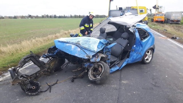 Dziś około godziny 9 w Kołudzie Wielkiej (gmina Janikowo) doszło do zderzenia czołowego samochodu ciężarowego i osobowego. Jak informuje asp. Izabela Lewicka-Woszczak z inowrocławskiej policji, kierujący samochodem opel corsa z nieustalonych jeszcze przyczyn zjechał na przeciwległy pas ruchu i uderzył w jadący z naprzeciwka samochód ciężarowy scania przewożący kruszywo. 27-letniego kierowcę opla próbowano reanimować. Nie udało się jednak. Przybyły na miejsce lekarz stwierdził zgon. - Siła uderzenia była tak duża, że silnik opla został wyrwany z pojazdu - relacjonują na Facebooku strażacy z OSP Janikowo.Przez wiele godzin droga powiatowa Janikowo-Inowrocław była całkowicie zablokowana. Policja pod nadzorem prokuratora ustala okoliczności tej tragedii.Piraci drogowi w regionie. Niemal doprowadzili do tragedii!  [wideo - program Stop Agresji Drogowej 4]