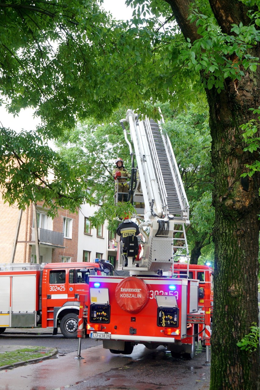 Interwencja strażaków na ul. Wyspiańskiego w Lublinie po uderzeniu pioruna. Zobacz zdjęcia