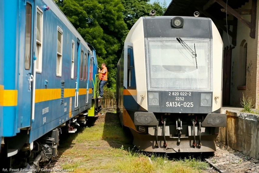 Szynobus wypadł z torów. Nie jeżdżą pociągi na trasie Wrocław - Trzebnica (ZDJĘCIA)