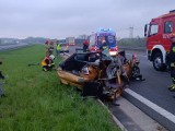 Koszmarny wypadek na A4 pomiędzy Tarnowem i Dębicą. Po zderzeniu z ciężarówką z samochodu osobowego wypadł silnik