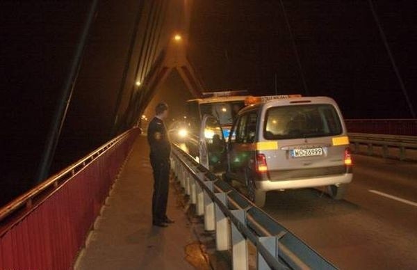 Młody człowiek popełnił samobójstwo! Na oczach kobiety skoczył z mostu! Zobacz zdjęcia i film