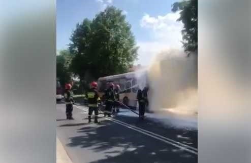 Pożar autobusu w Olkuszu na ul. 20 Straconych. Pasażerom udało się bezpiecznie uciec