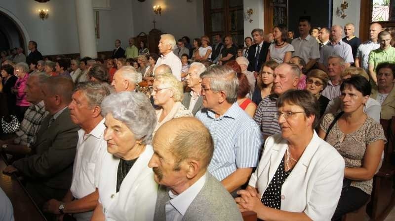 W kościele zgromadzili się licznie mieszkańcy Garbatki.