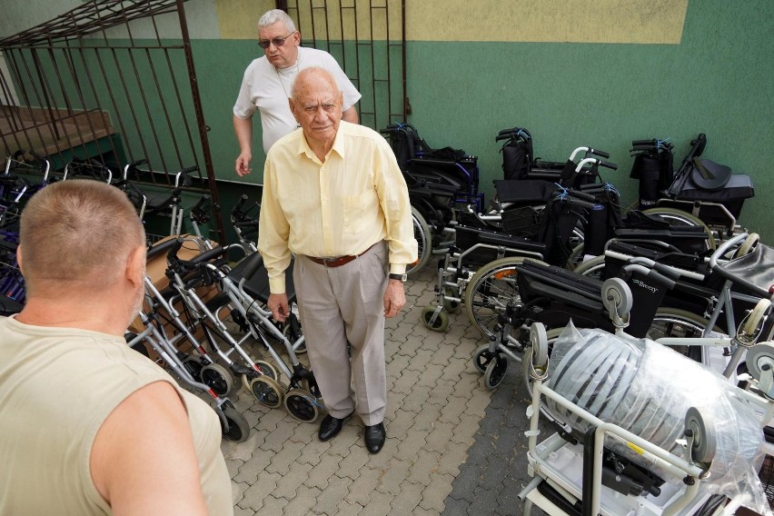 Są wózki. Jak dobrze. Tylu ludzi ich potrzebuje - cieszy się...