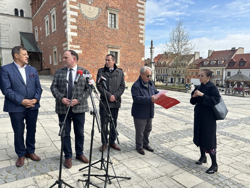 Działacze Prawa i Sprawiedliwości w Sandomierzu, apelują, aby... nie głosować na Pawła Niedźwiedzia