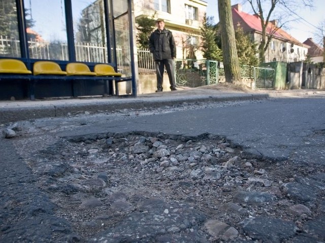 Czytelnicy alarmują, że dziury na ul. Lotha w Słupsku są olbrzymie. 