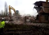Trwa wyburzanie Acetylenowni, kolejnego budynku Stoczni Gdańskiej (wideo)